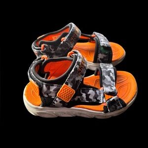 ✨Kids Skechers camo sandles✨
